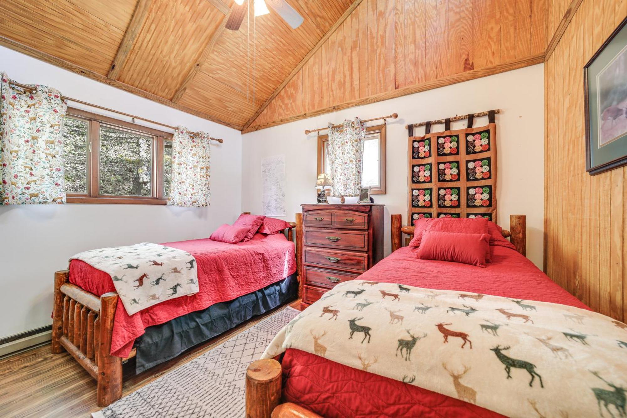 Creekside Whittier Cabin With Fire Pit Near Hiking! Экстерьер фото